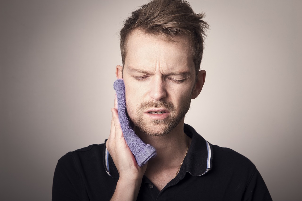 man with toothache